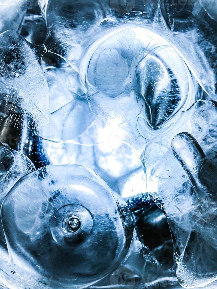 fondo de hielo abstracto, los cubitos de hielo se sienten frescos en los días calurosos, el hielo es indispensable en verano. te ayudará a refrescarte y te hará sentir bien. foto