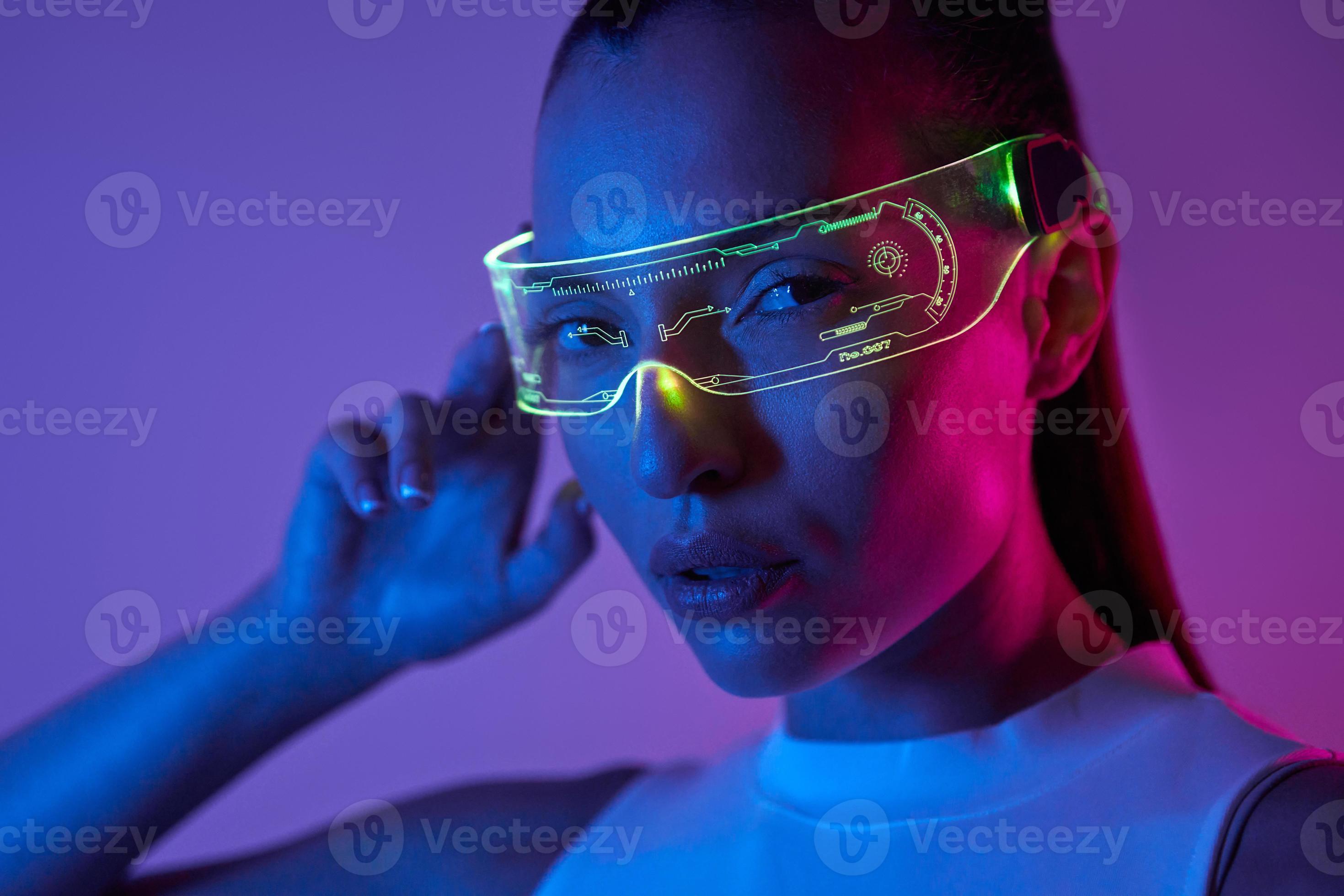 Futuro, La Tecnología, Los Negocios Y La Gente Concepto - Mujer Hermosa En Gafas  Futuristas Fotos, retratos, imágenes y fotografía de archivo libres de  derecho. Image 30908471