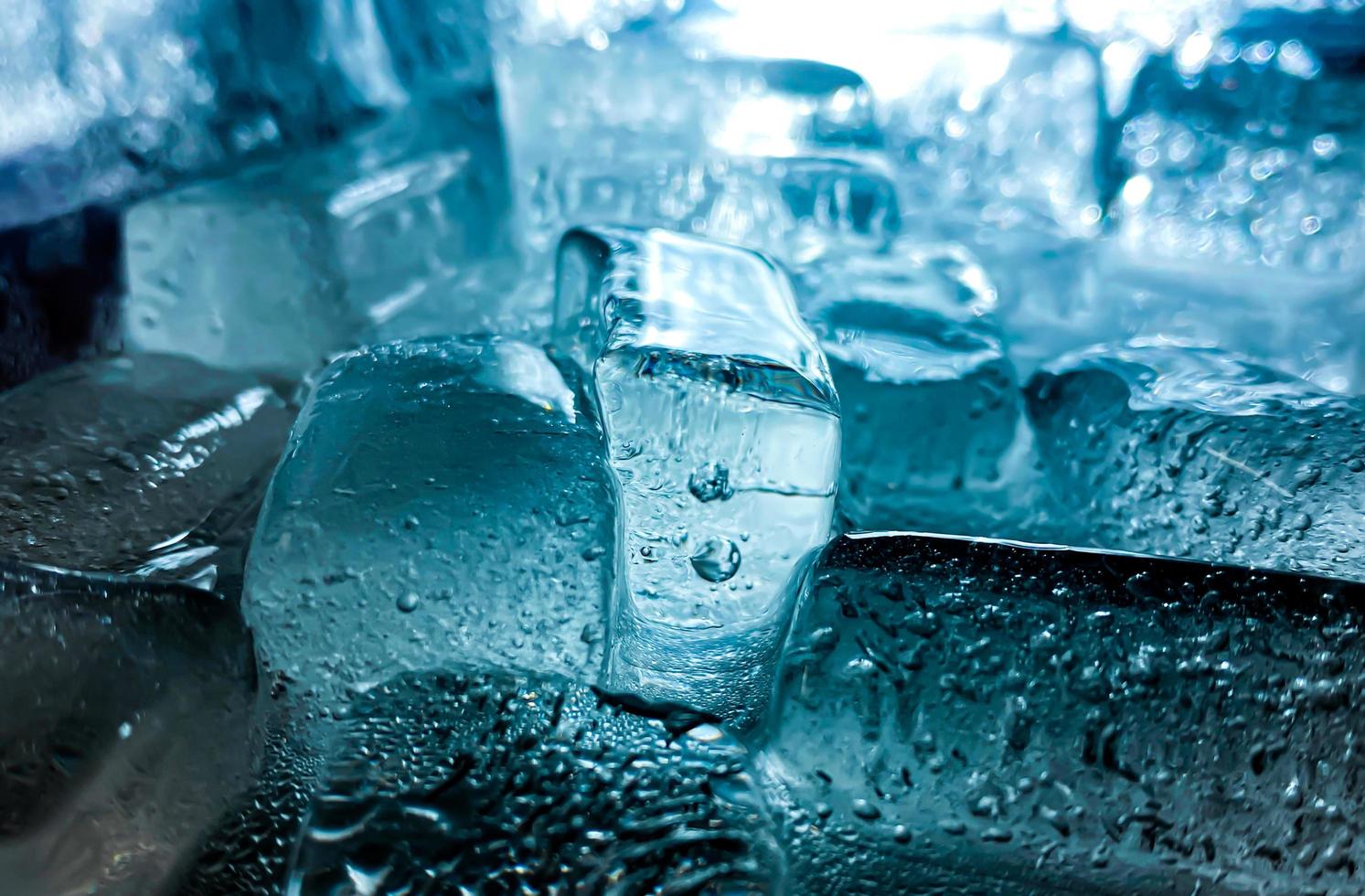 la forma del cubo de hielo se ha ajustado para agregar color, lo ayudará a refrescarse y lo hará sentir bien. foto