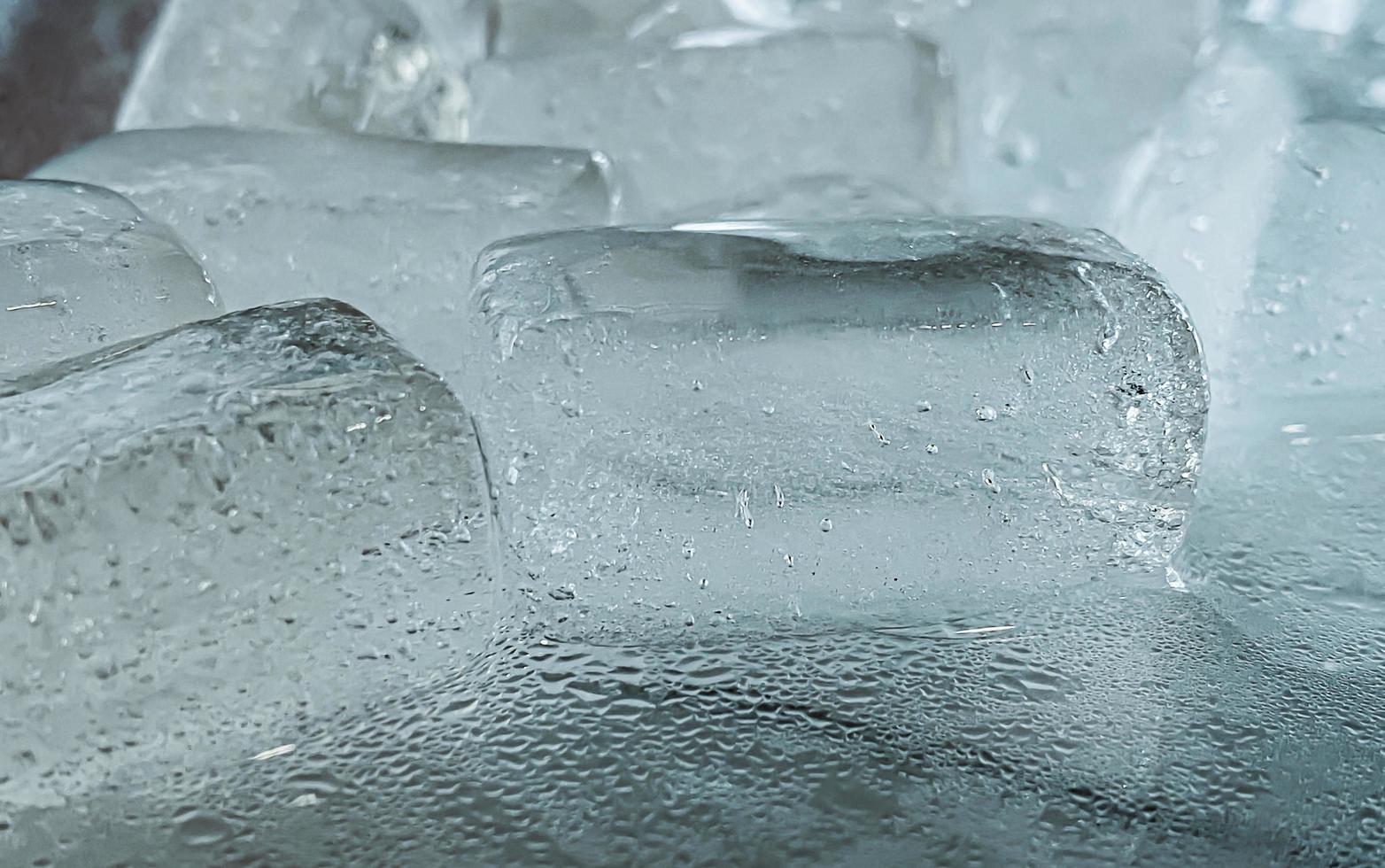 la forma del cubo de hielo se ha ajustado para agregar color, lo ayudará a refrescarse y lo hará sentir bien. foto