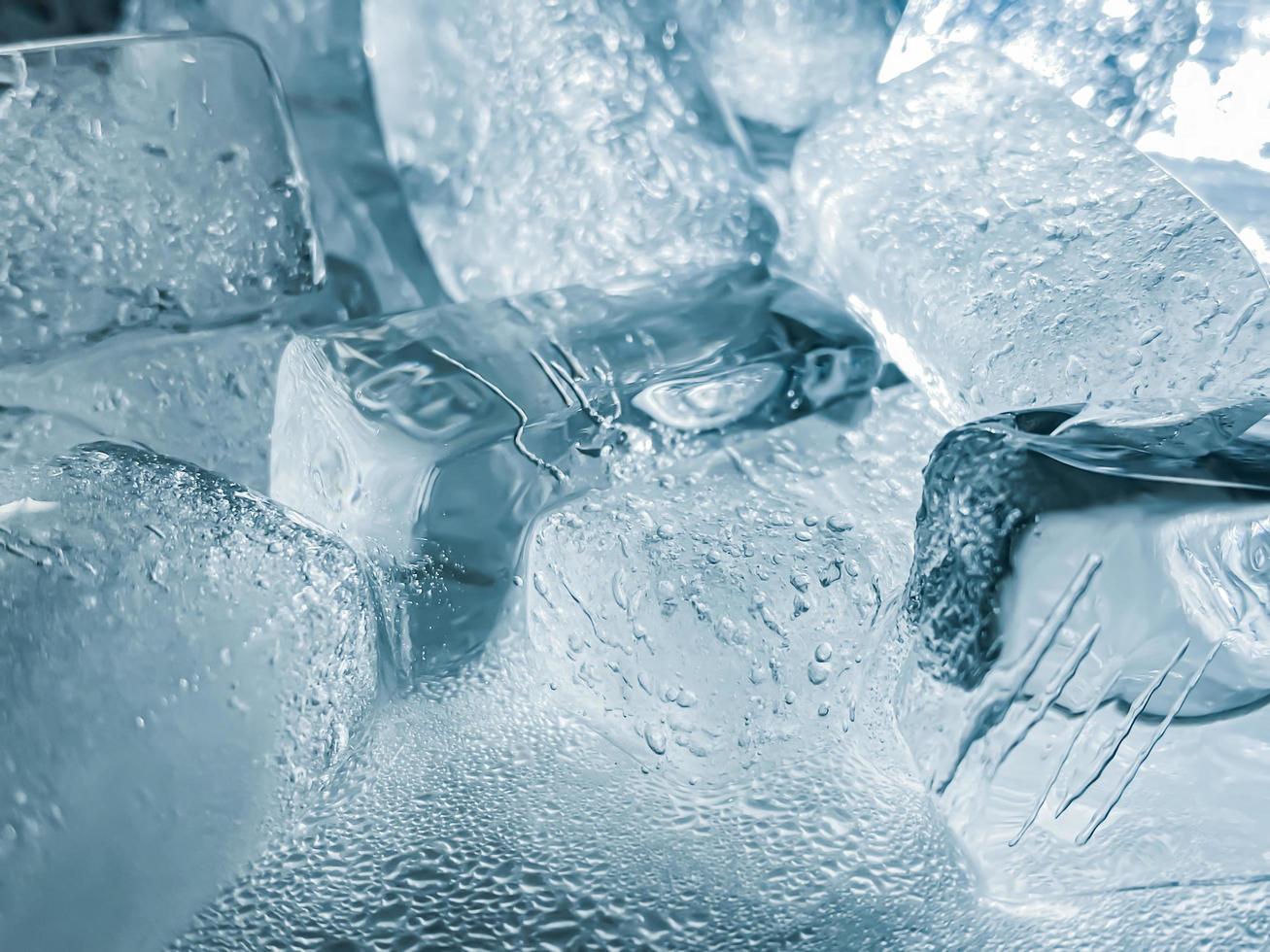 la forma del cubo de hielo se ha ajustado para agregar color, lo ayudará a refrescarse y lo hará sentir bien. foto