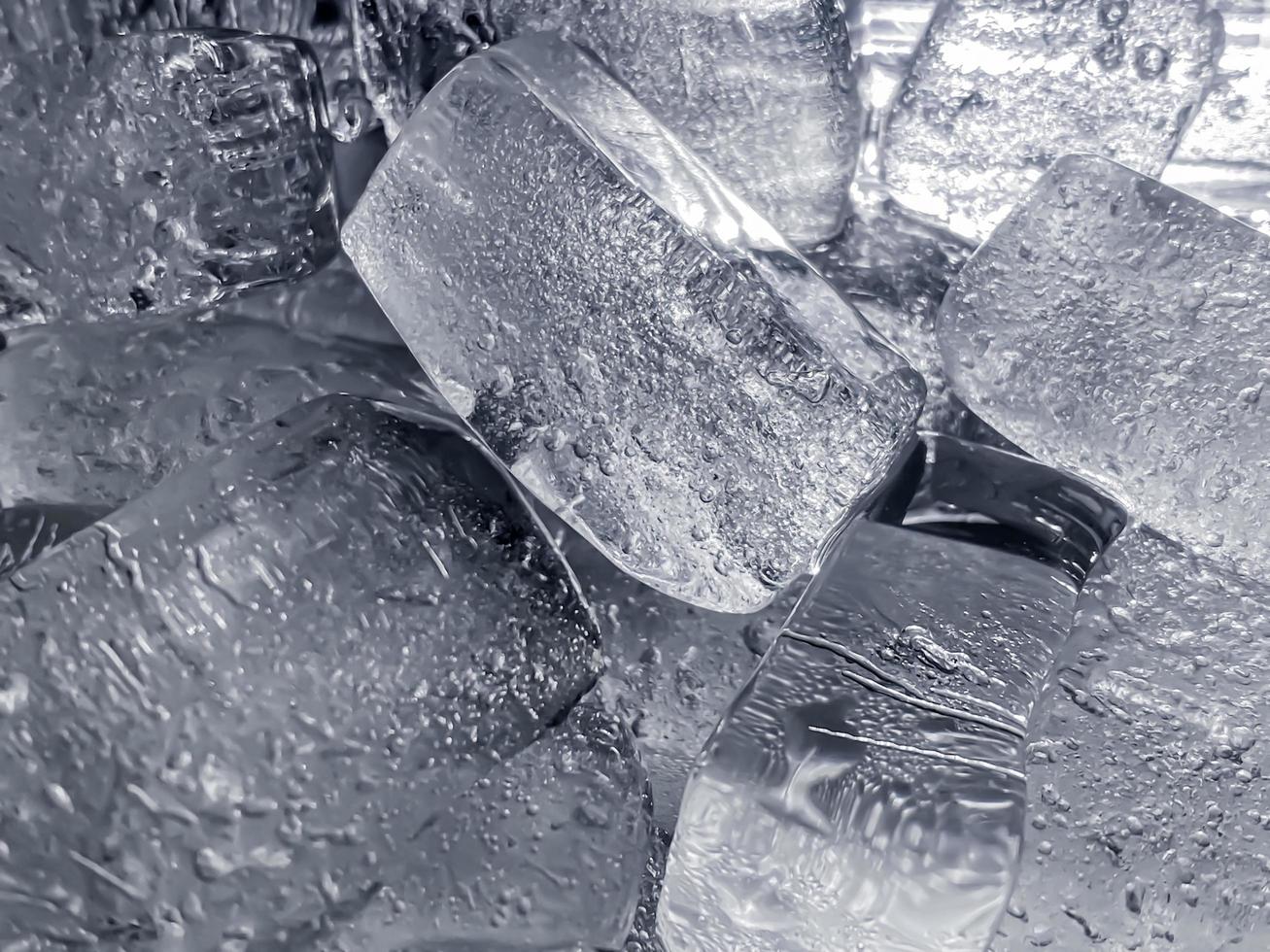 la forma del cubo de hielo se ha ajustado para agregar color, lo ayudará a refrescarse y lo hará sentir bien. foto