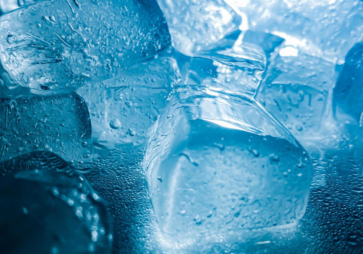 la forma del cubo de hielo se ha ajustado para agregar color, lo ayudará a refrescarse y lo hará sentir bien. foto