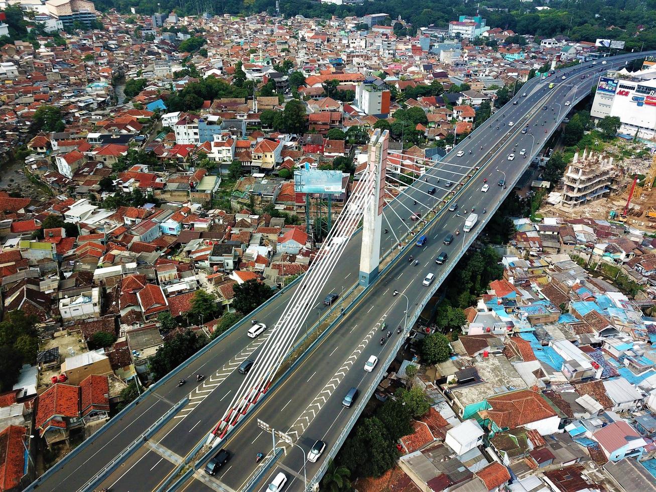bandung, java occidental-indonesia, 19 de mayo de 2022 - una hermosa vista aérea, el paso elevado de pasupati es el orgullo de la gente de bandung. foto
