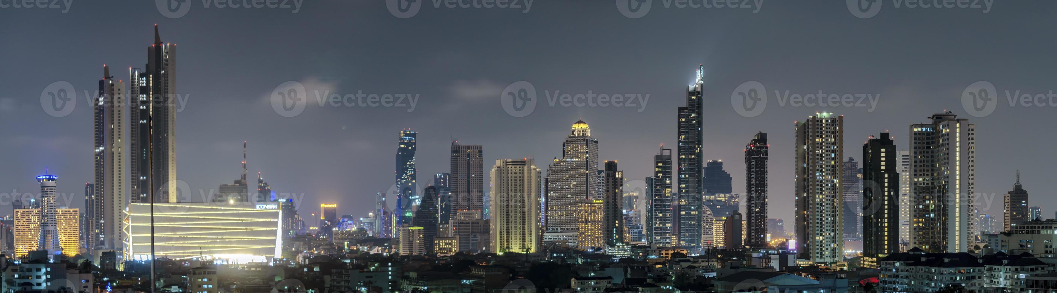 edificio de gran altura en la ciudad capital de tailandia área de oficinas de bangkok luz nocturna del edificio foto