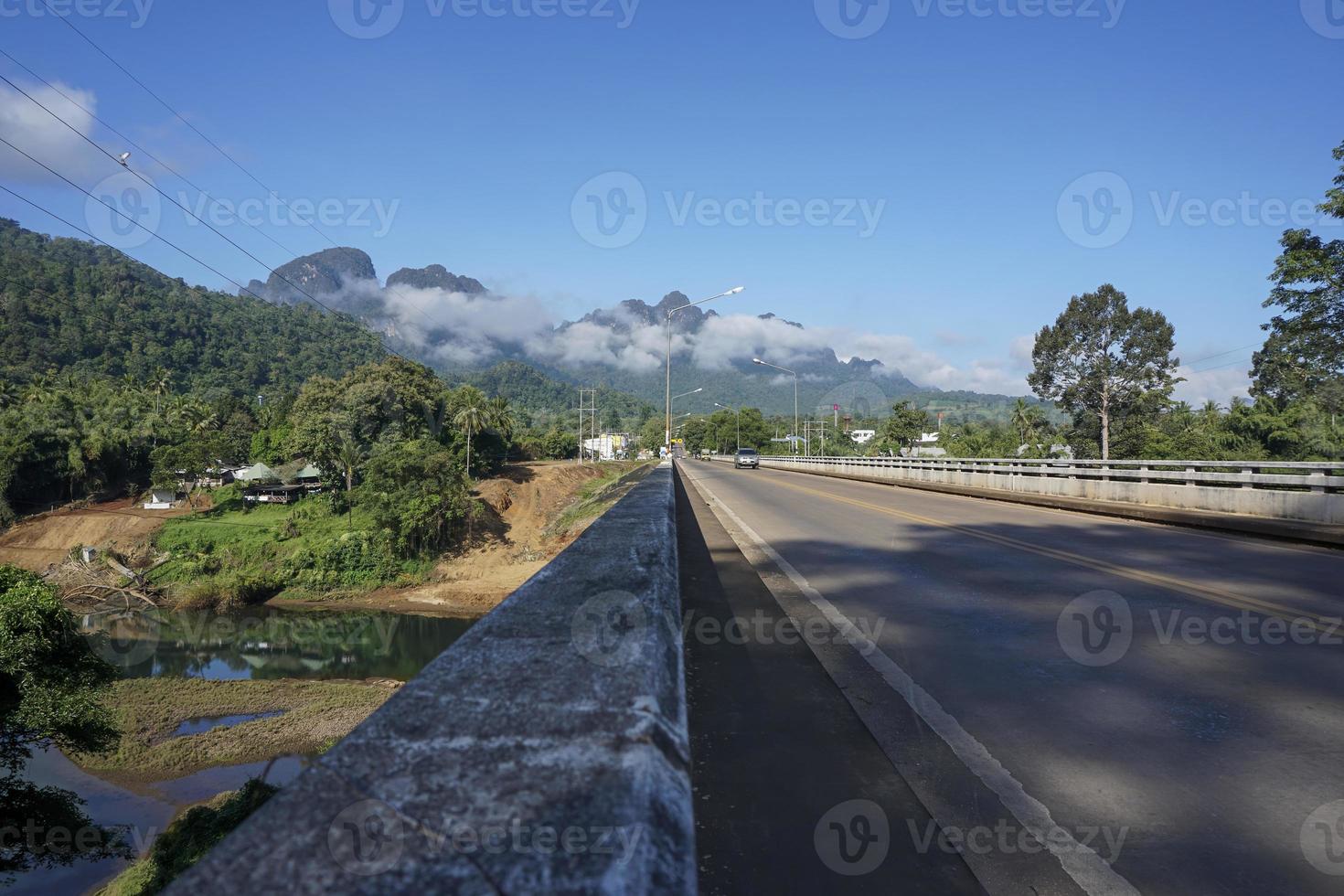 el destino de la carretera es una carretera neblinosa de montaña hasta el pueblo de pilok, provincia de kanchanaburi, tailandia. foto