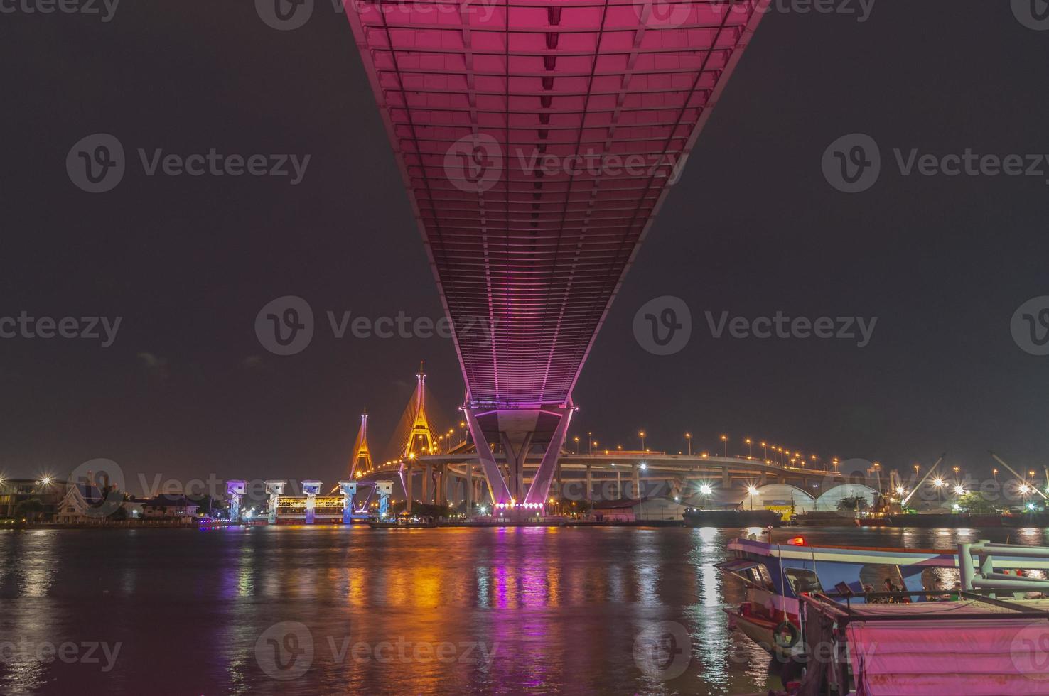 puente bhumibol, puente del río chao phraya. encienda las luces en muchos colores en la noche. foto