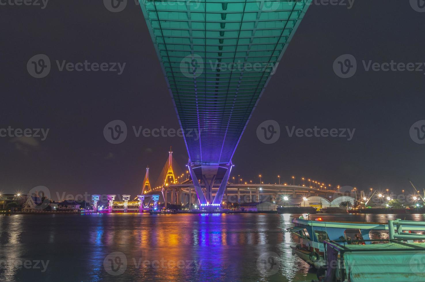 puente bhumibol, puente del río chao phraya. encienda las luces en muchos colores en la noche. foto