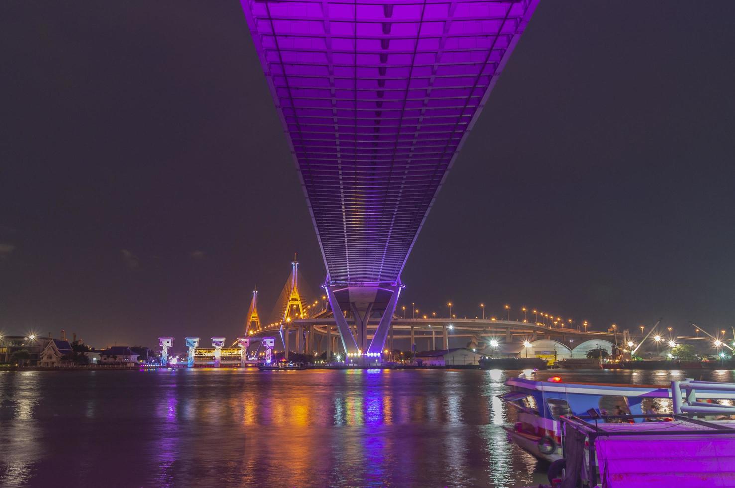 puente bhumibol, puente del río chao phraya. encienda las luces en muchos colores en la noche. foto