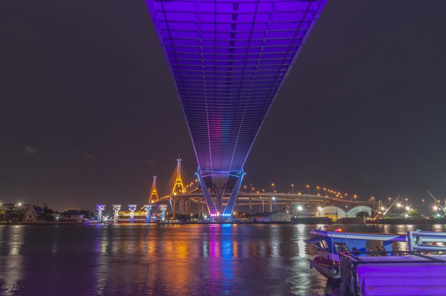 puente bhumibol, puente del río chao phraya. encienda las luces en muchos colores en la noche. foto