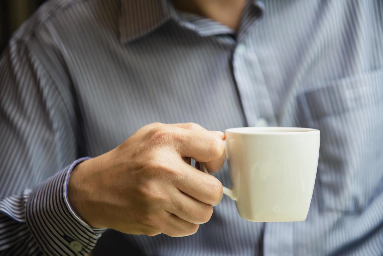 hombre de negocios come el desayuno americano en un hotel - la gente toma un desayuno en concepto de hotel foto