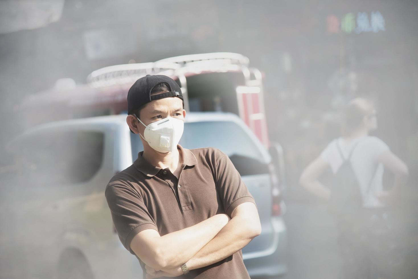 el hombre que usa máscara protege el polvo fino en el ambiente de contaminación del aire - personas con equipo de protección para el concepto de contaminación del aire foto