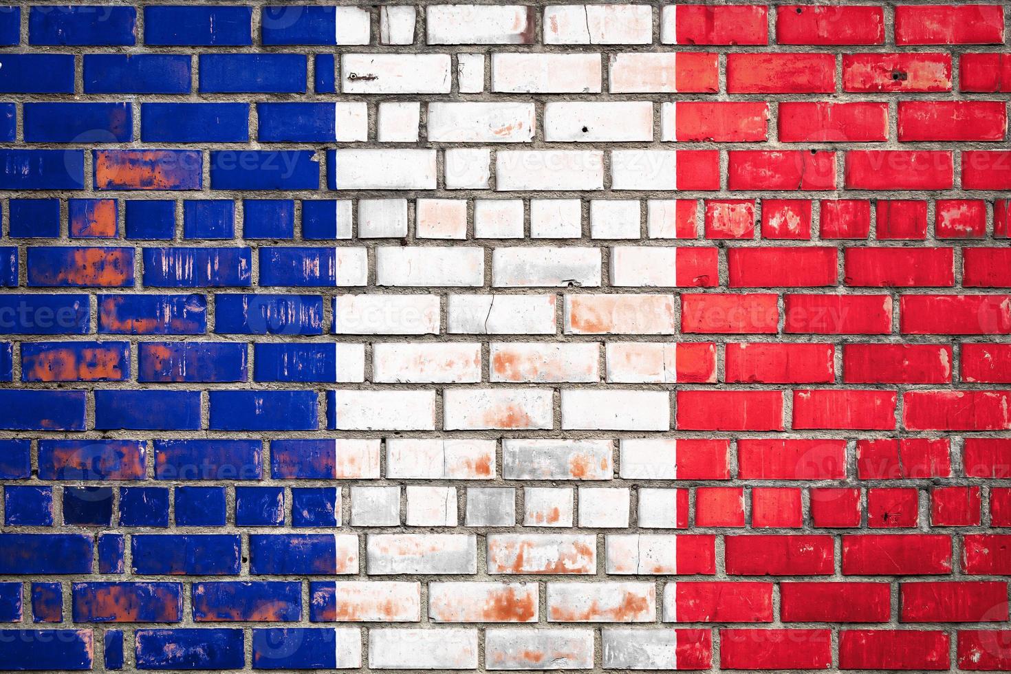 bandera nacional de Francia sobre un fondo de ladrillo grunge. foto