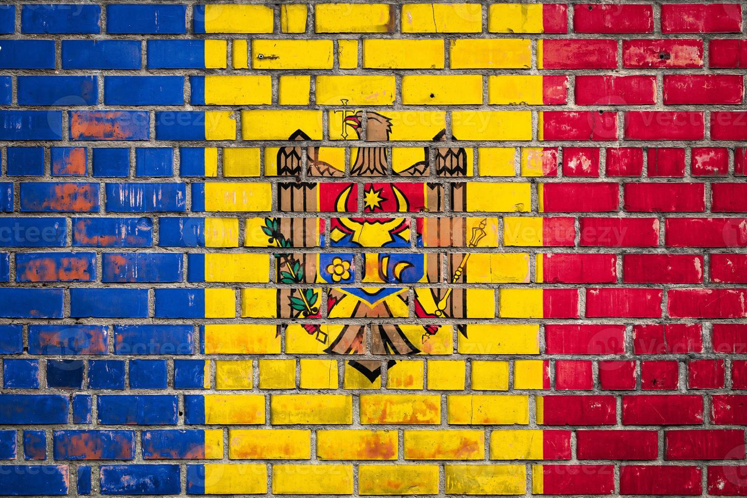 bandera nacional de moldavia sobre un fondo de ladrillo grunge. foto