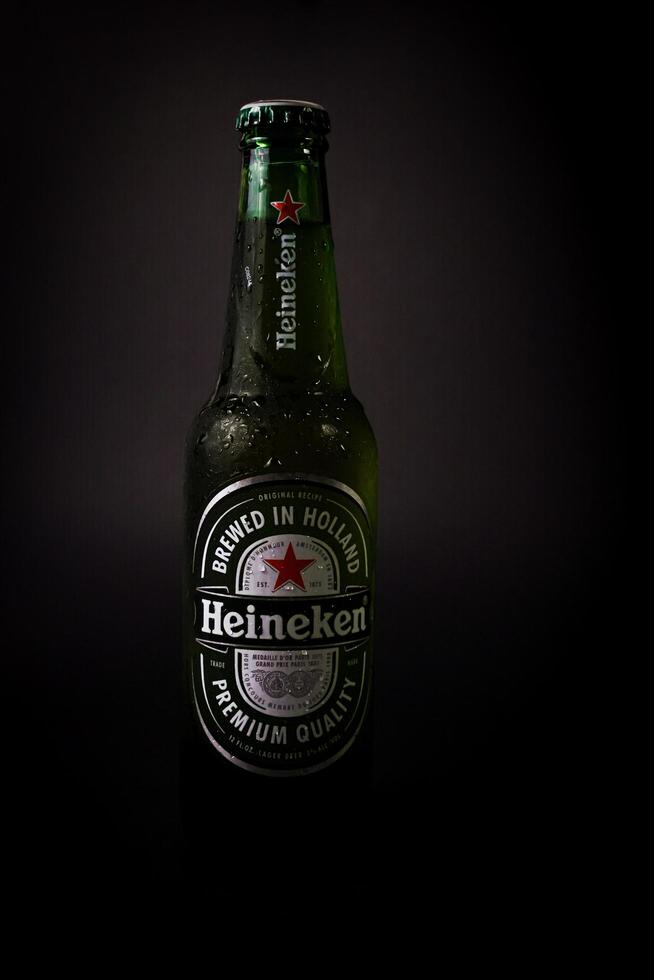 marinette,wi-nov29,2021- cerveza heineken, cerrada en hielo desde 1975, la mayoría de la cerveza heineken se ha producido en la cervecería en zoeterwoude, países bajos. foto