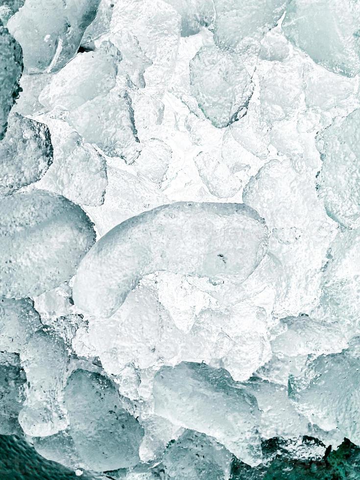 fondo de hielo abstracto, los cubitos de hielo se sienten frescos en los días calurosos, el hielo es indispensable en verano. te ayudará a refrescarte y te hará sentir bien. foto