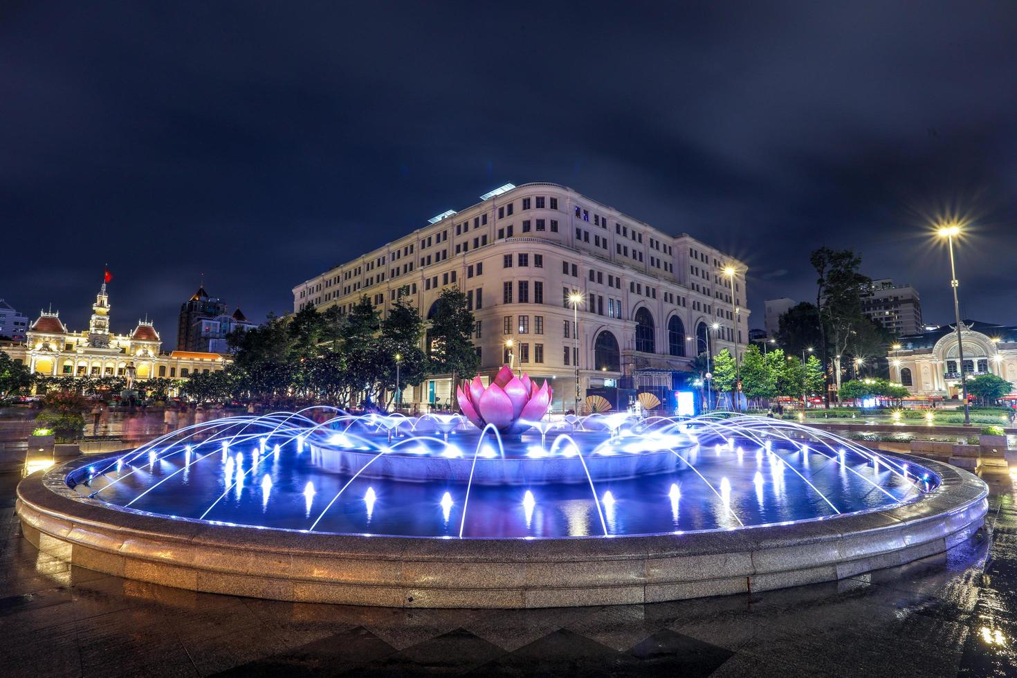 ho chi minh, vietnam - 16 de julio de 2022 hermosa fuente rotonda y hotel rex y chanel shop ubicados en el interior, en el corazón de la ciudad de ho chi minh. foto