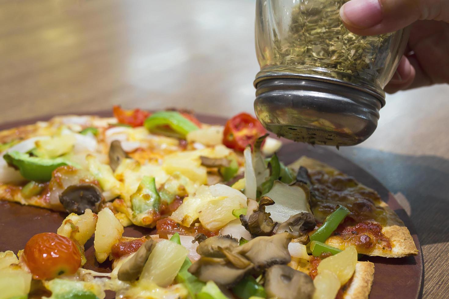 pizza con topping vegetal colorido listo para ser comido foto