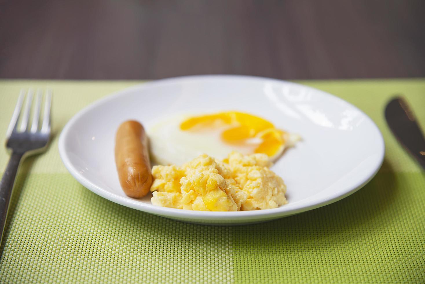 Juego de desayuno de salchicha con huevo - concepto de comida para el desayuno foto