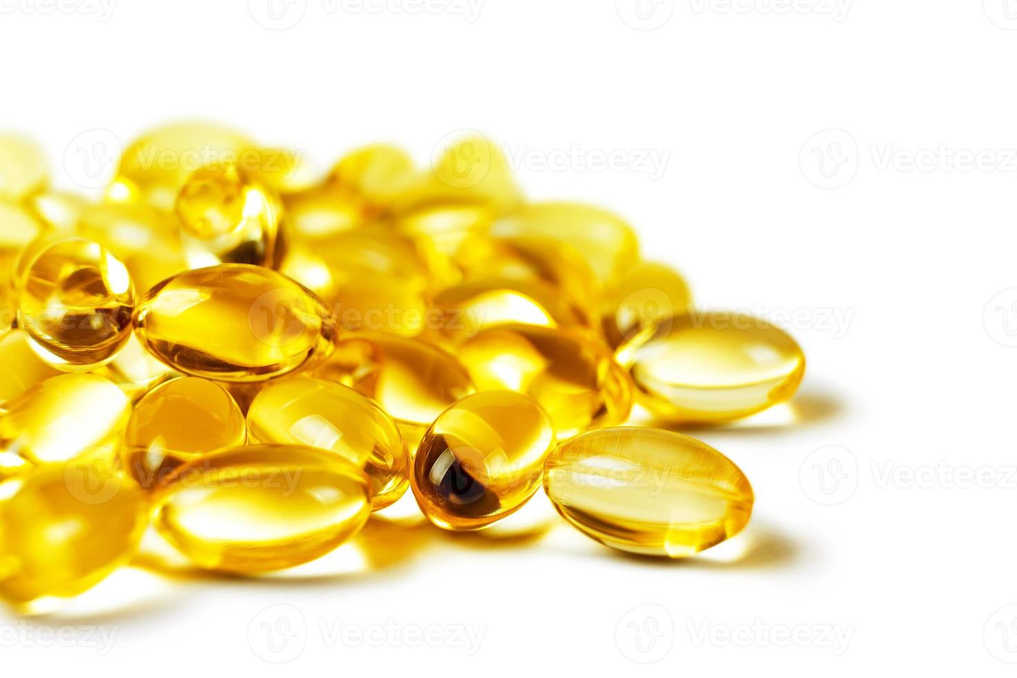 vitamina d3, suplemento de aceite de pescado omega 3, cápsulas blandas aisladas sobre fondo blanco foto