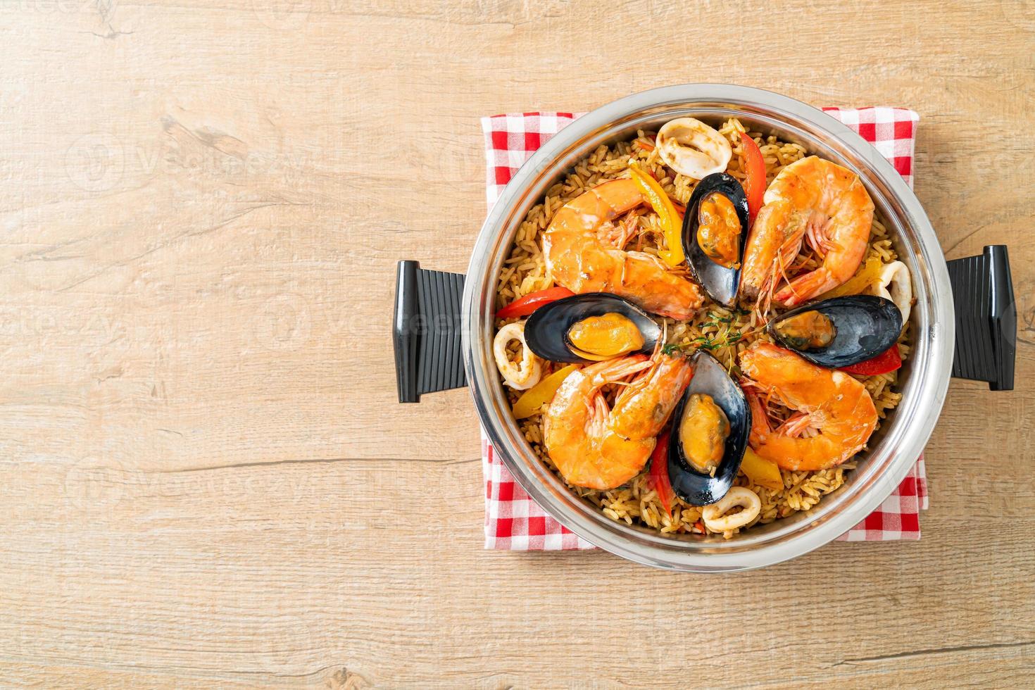 paella de marisco con gambas, almejas, mejillones sobre arroz con azafrán foto