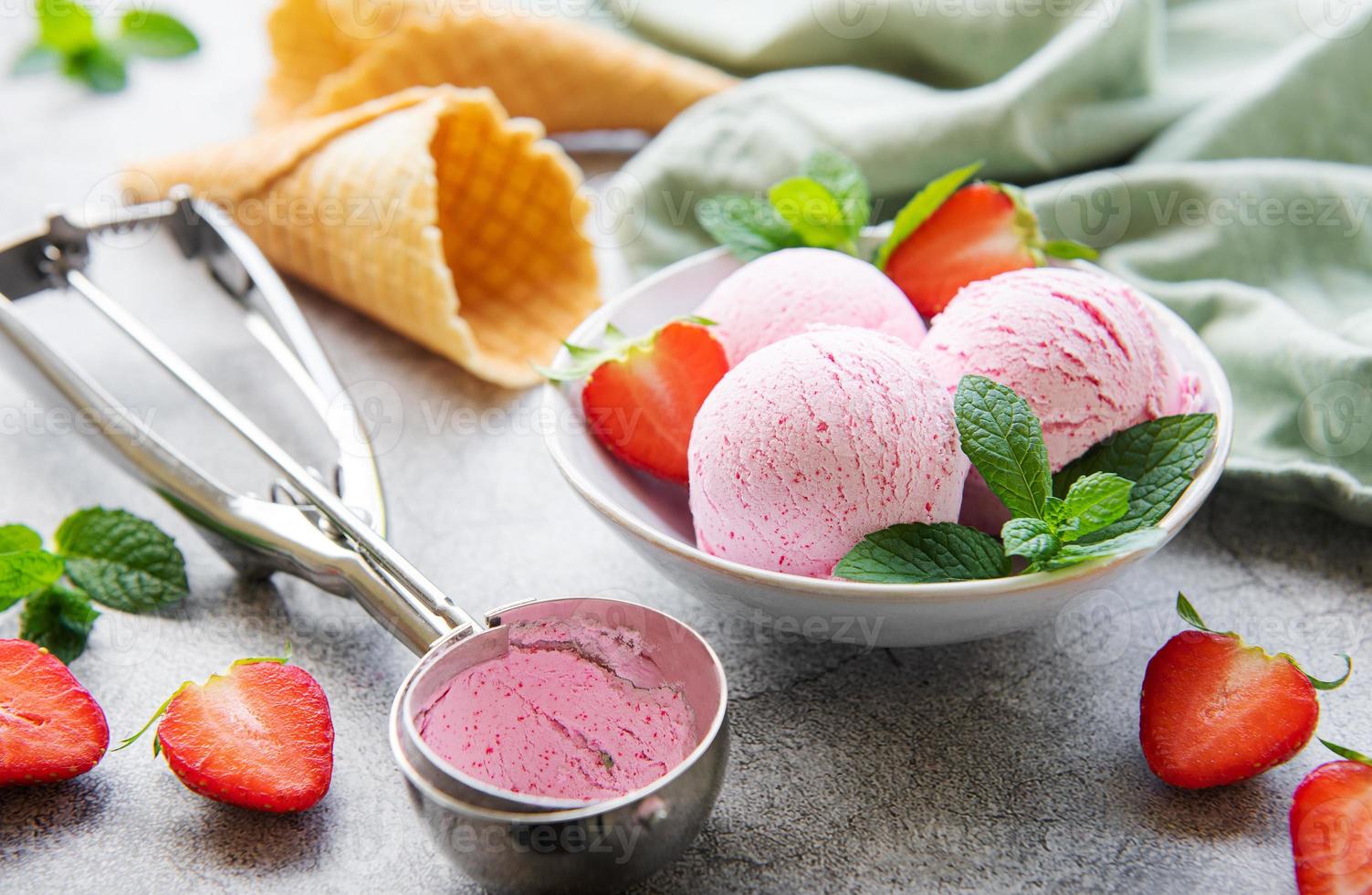 helado de fresa casero con fresas frescas foto