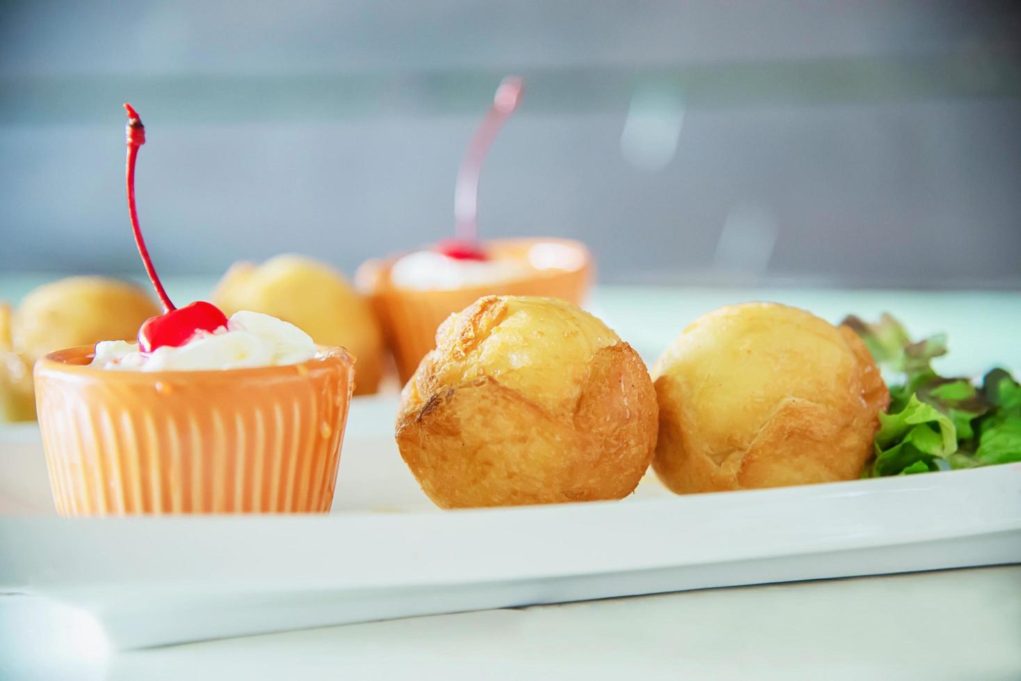 colorido plato de bolas de helado frito - concepto de comida rápida y deliciosa poco saludable foto