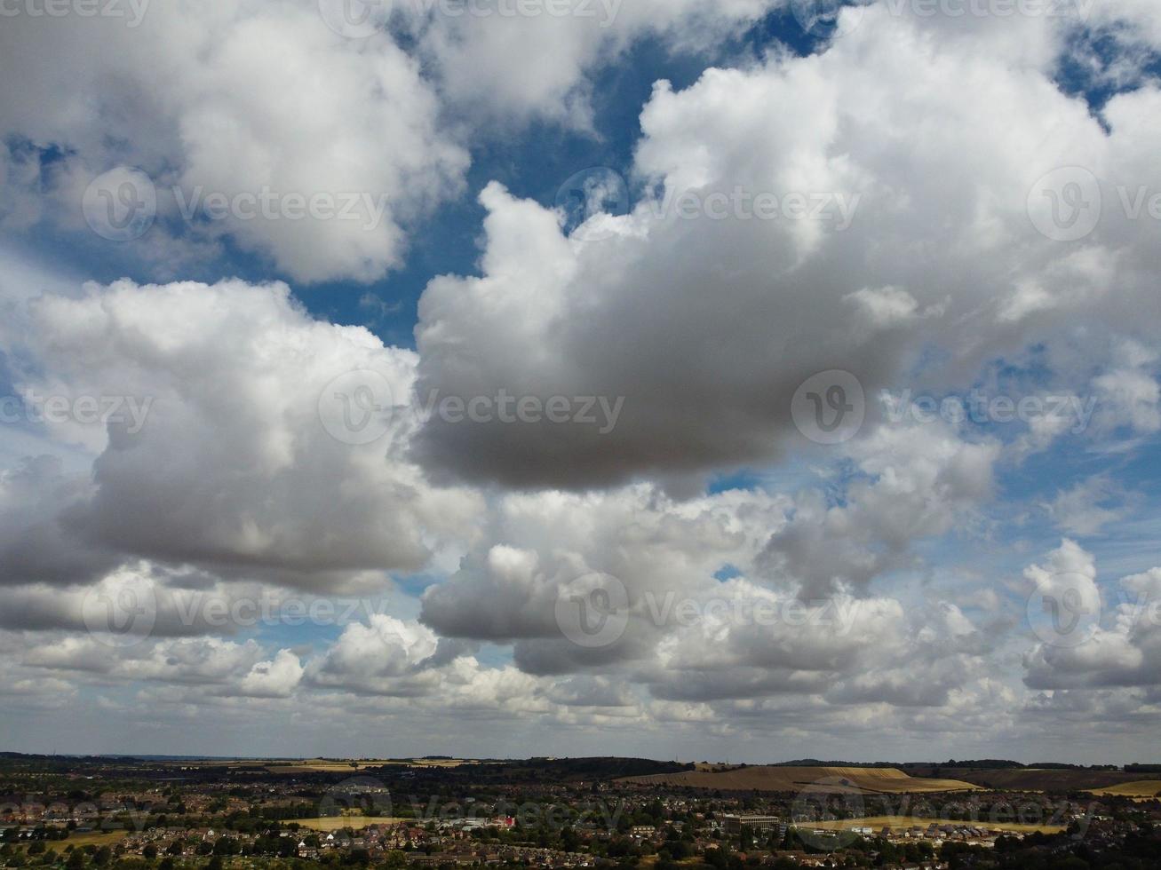 el cielo más hermoso con nubes gruesas sobre la ciudad británica en un día caluroso y soleado foto