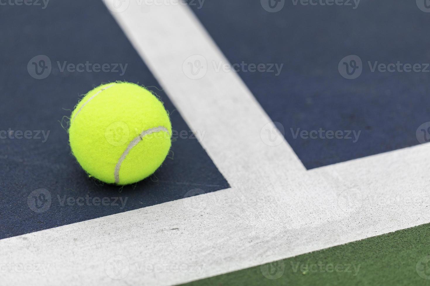 pelota de tenis en cancha foto