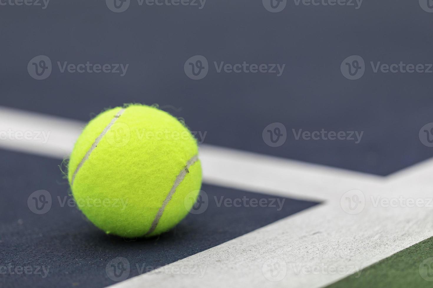 pelota de tenis en cancha foto