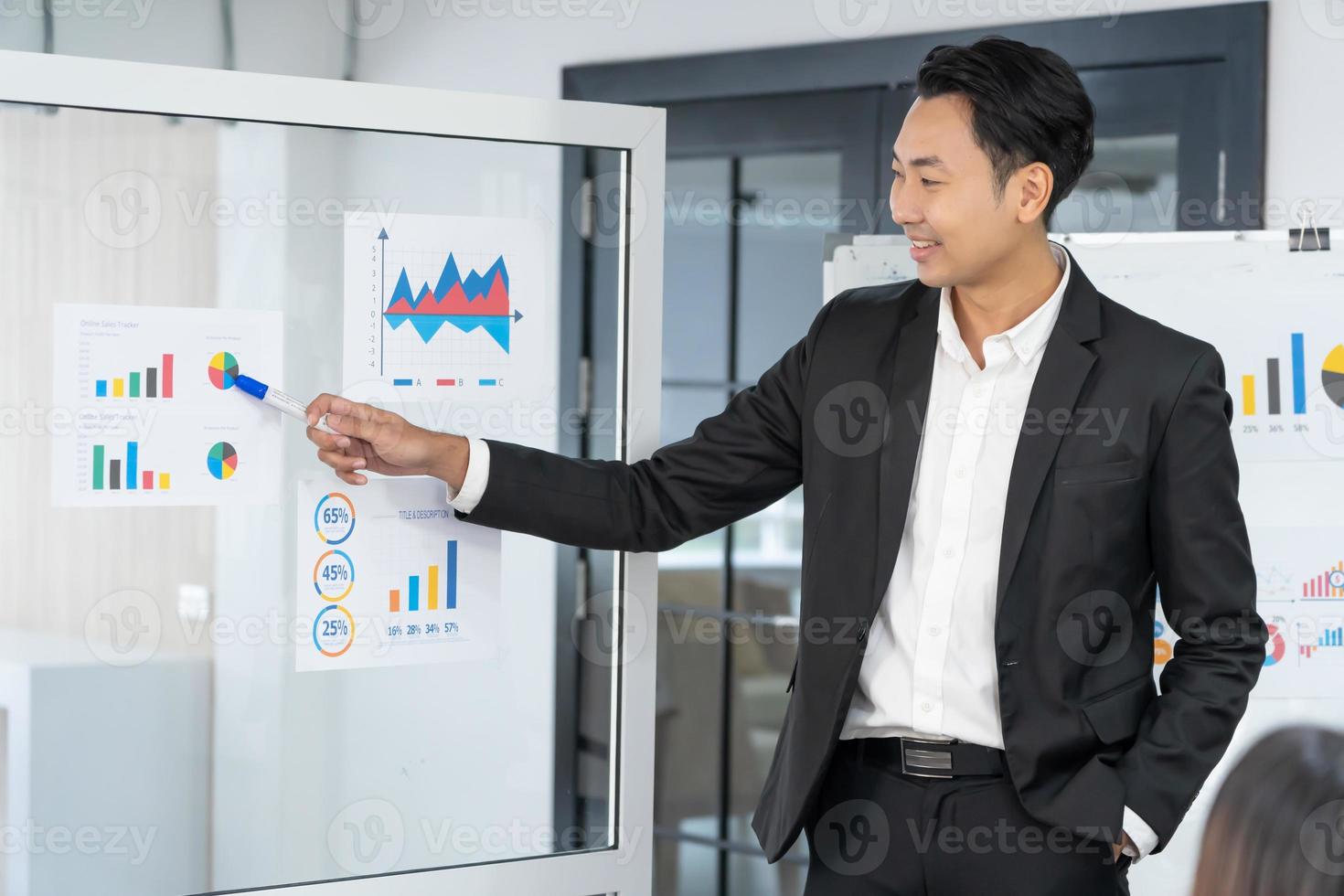 hombre de negocios haciendo una presentación en la oficina. ejecutivo de negocios entregando una presentación foto