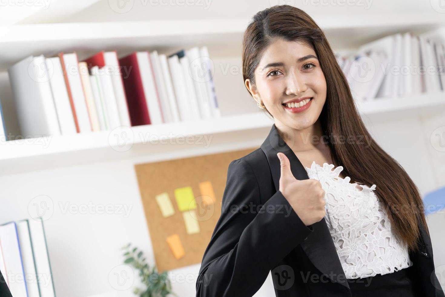 mujer de negocios sonriendo feliz de pie con gesto de brazos cruzados en la oficina durante la reunión de negocios. foto