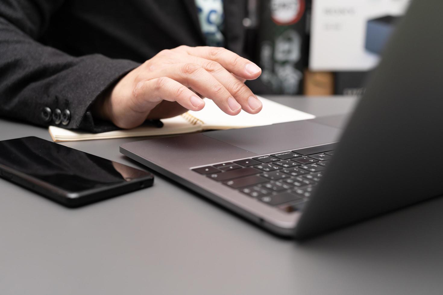 organizar el proceso de trabajo en su propio bloc de notas disfrutando de un sabroso capuchino sentado en el interior de la computadora portátil. trabajando en el escritorio con computadora portátil y teléfono inteligente. foto