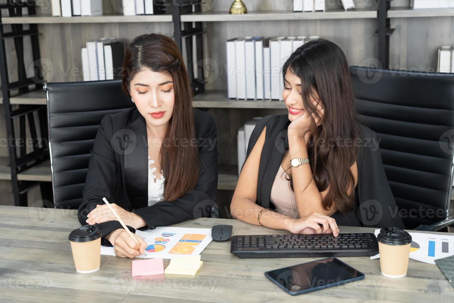 mujeres jóvenes en la oficina trabajando juntas en el escritorio foto