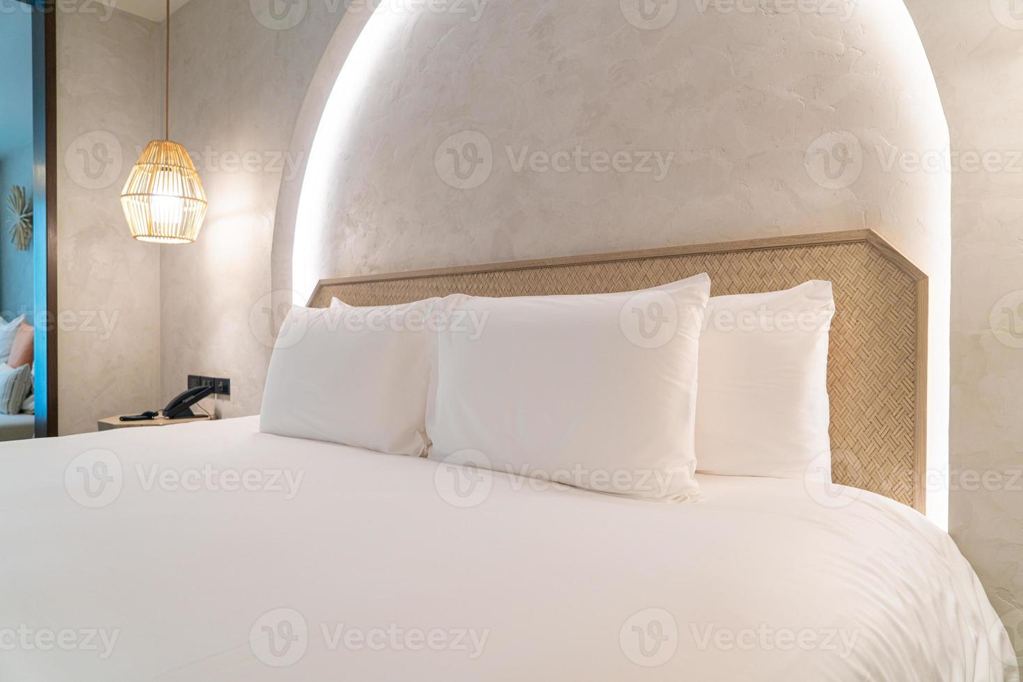 cómodas almohadas blancas en la cama foto