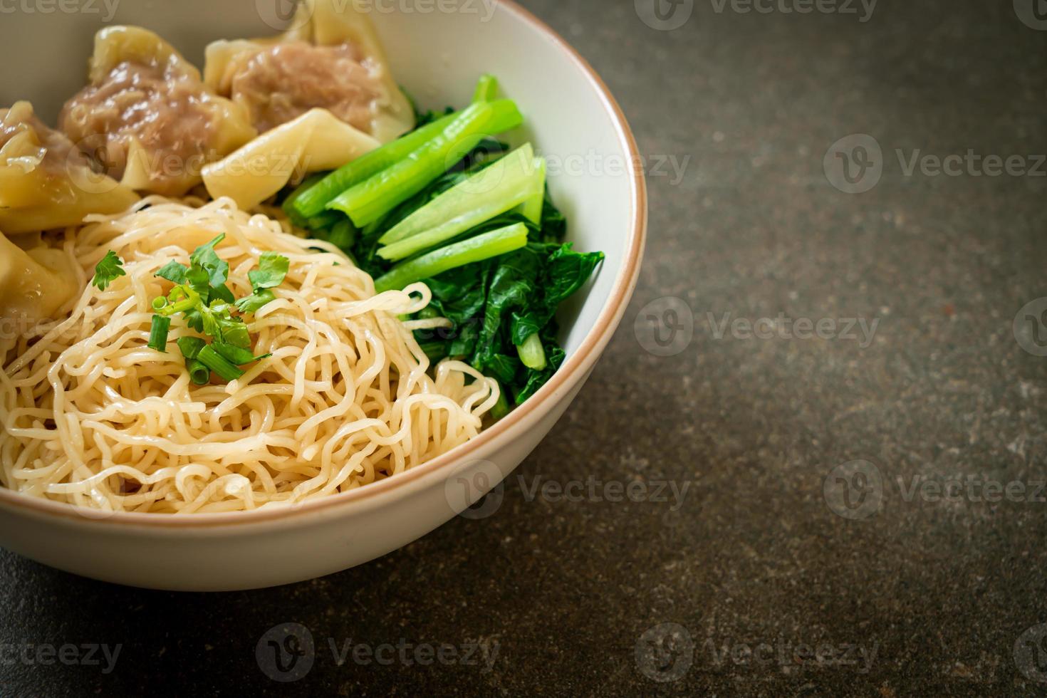 fideos de huevo secos con wonton de cerdo o albóndigas de cerdo sin sopa foto