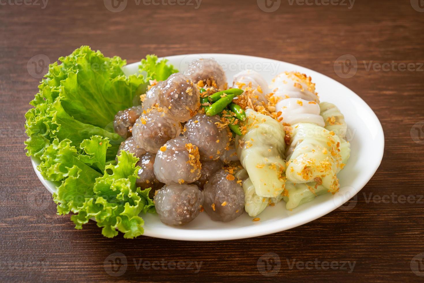 albóndigas de piel de arroz al vapor y albóndigas de tapioca al vapor con cerdo foto