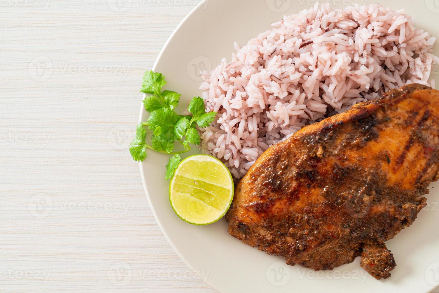 Pollo Jerk jamaicano picante a la parrilla con arroz foto