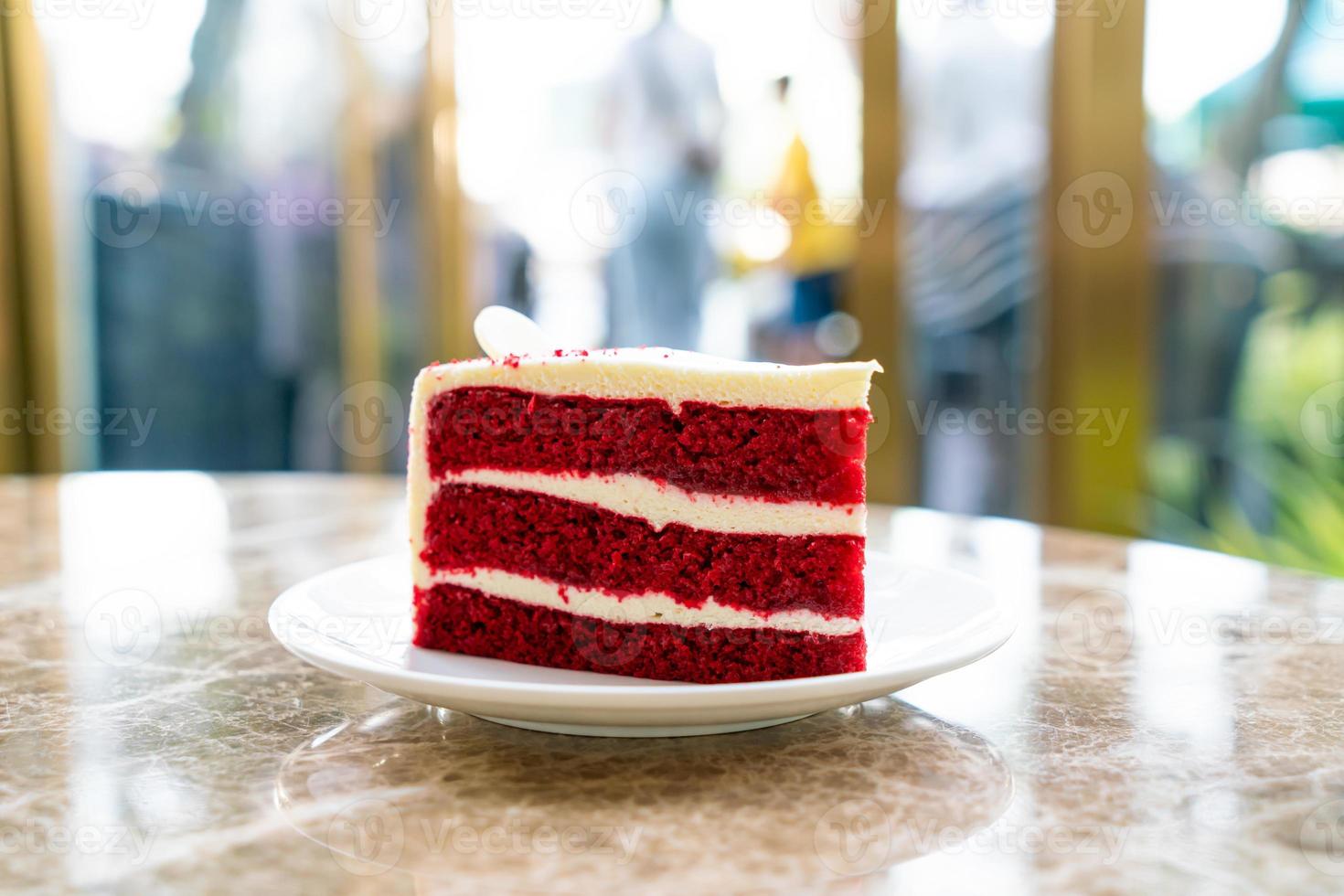 Pastel de terciopelo rojo en un plato foto