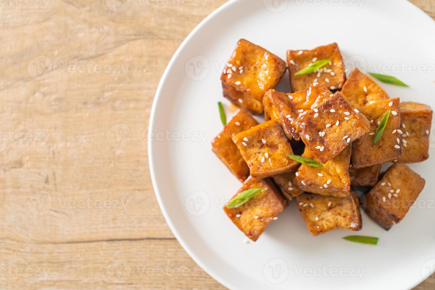 tofu frito con sésamo blanco y salsa teriyaki foto