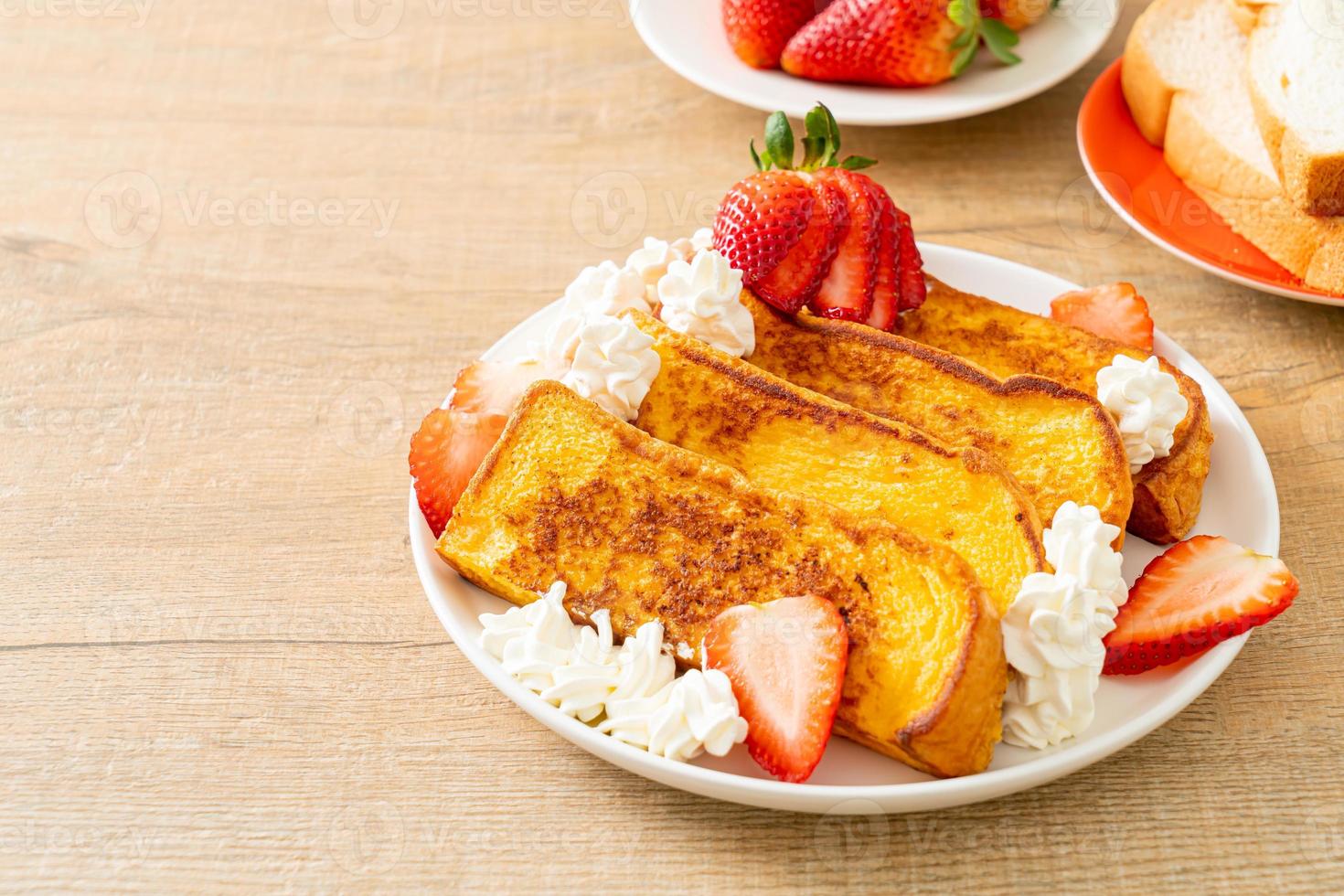 french toast with fresh strawberry and whipping cream 10194703 Stock