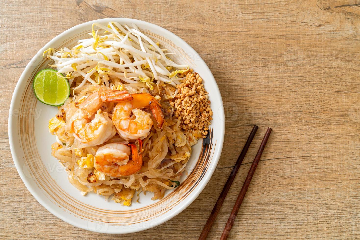 fideos salteados con camarones y brotes o pad thai foto