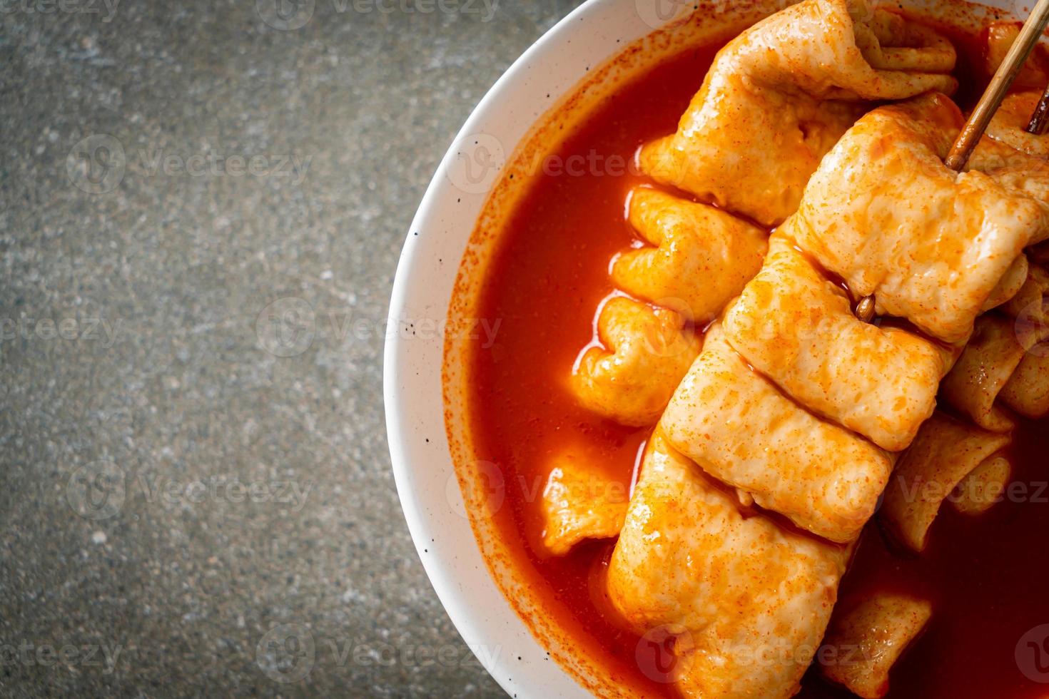 odeng - brocheta de pastel de pescado coreano en sopa picante coreana foto