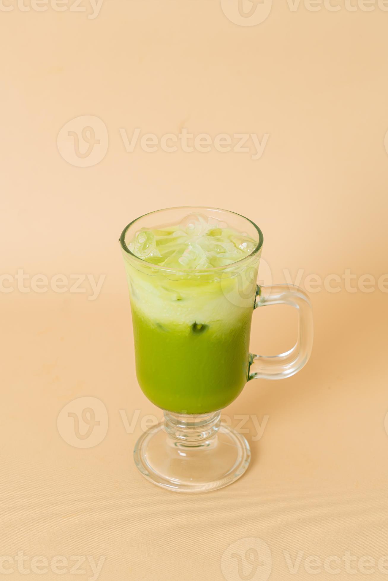 iced matcha green tea latte in glass 10194858 Stock Photo at Vecteezy