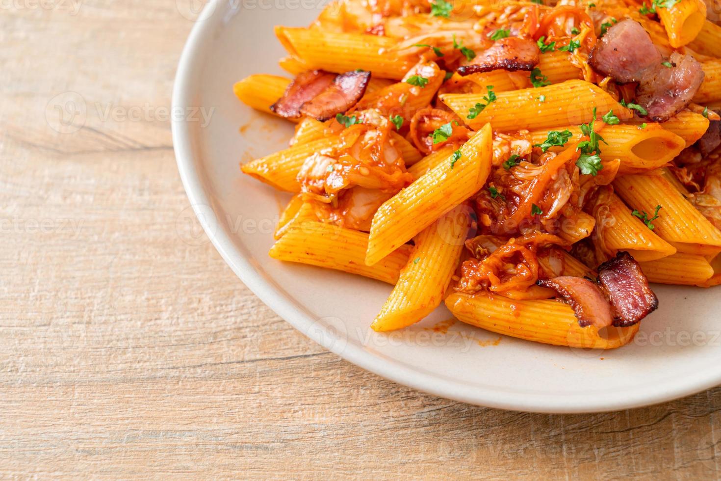 pasta penne salteada con kimchi y tocino foto