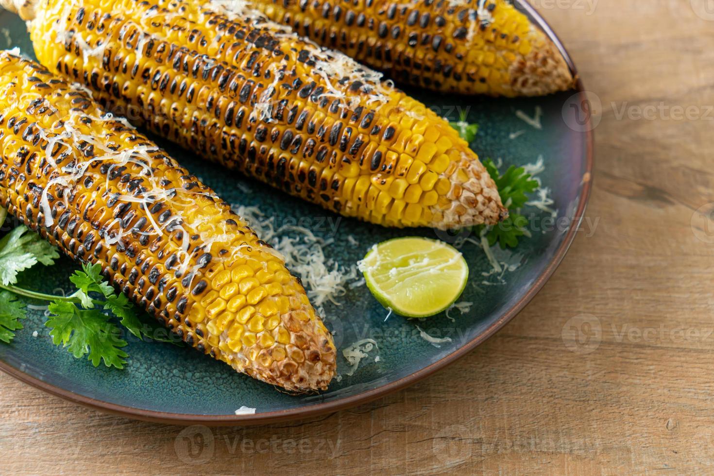 barbacoa y maíz a la parrilla con queso y lima foto