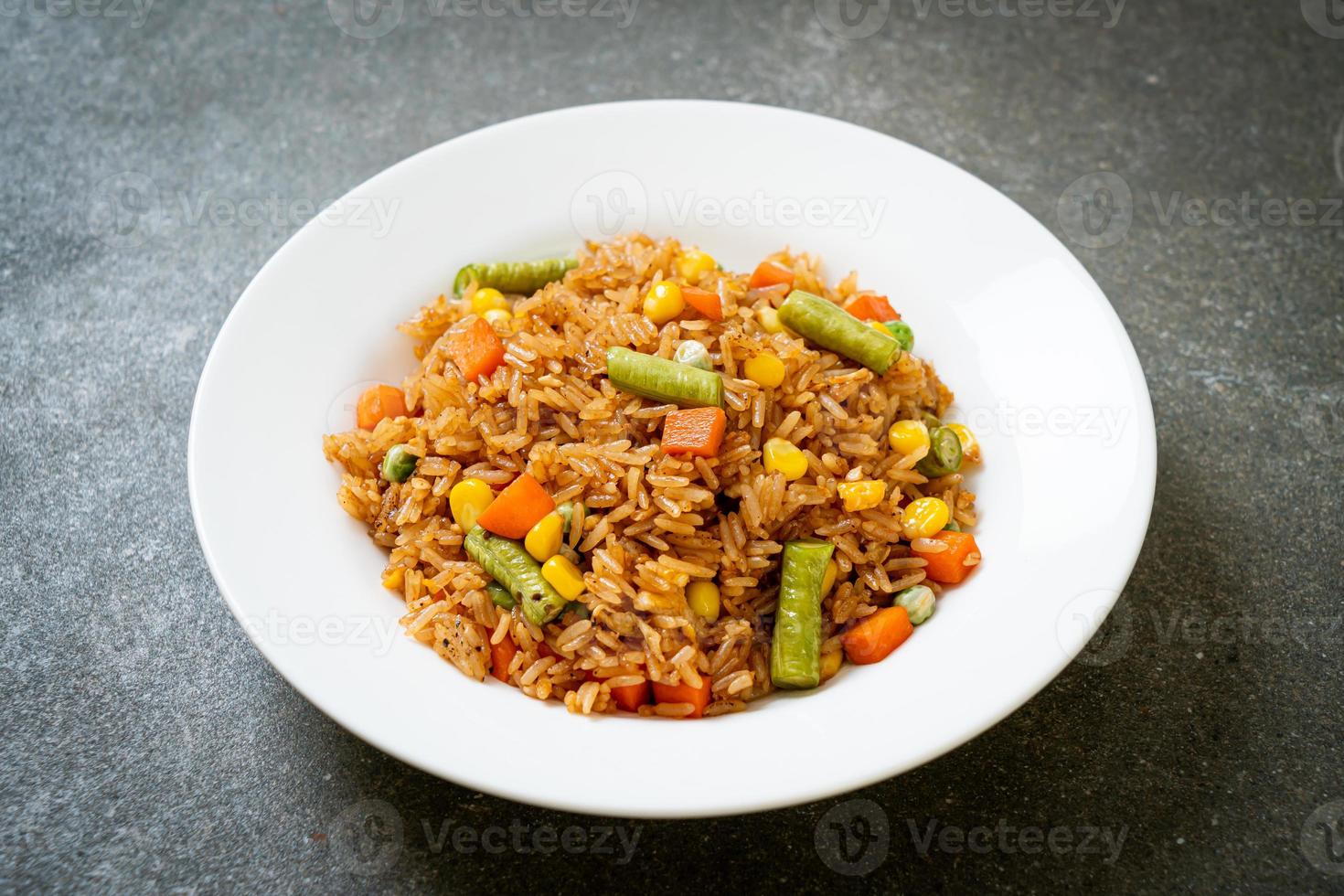 fried rice with green peas, carrot and corn 10194991 Stock Photo at Vecteezy
