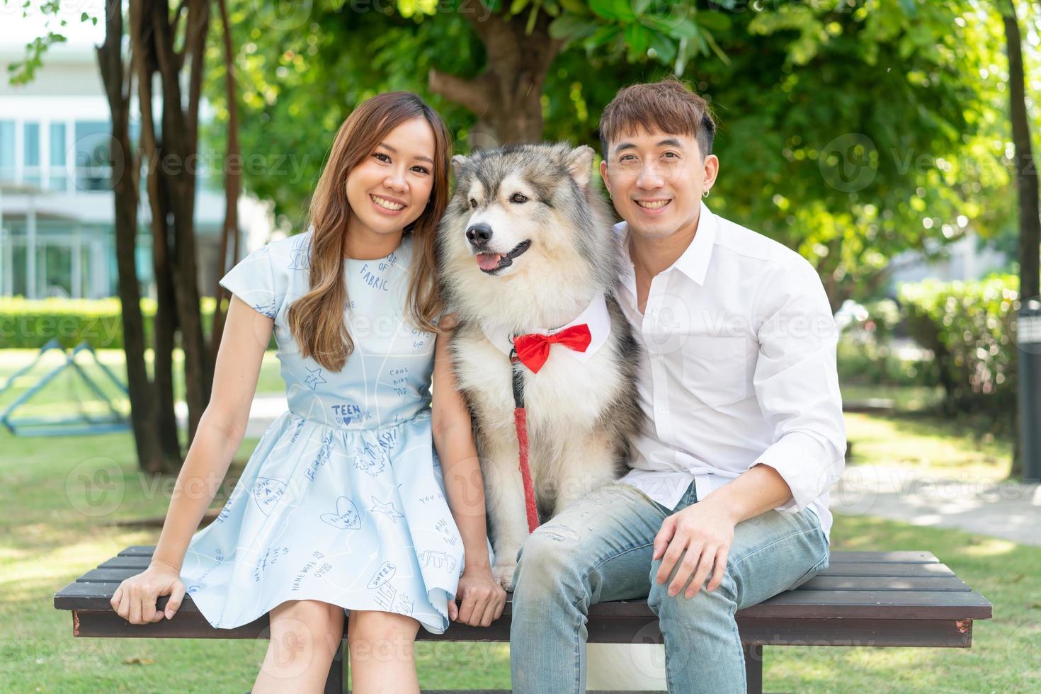 amor de pareja asiática con perro foto