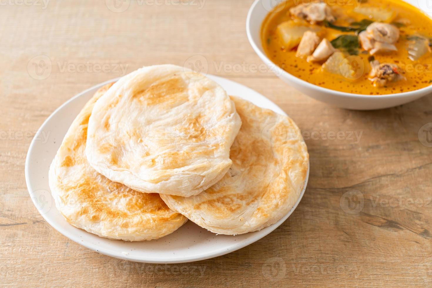 sopa de pollo al curry con roti foto