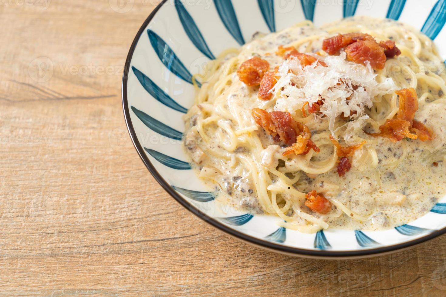 espaguetis con salsa de crema de trufa y champiñones foto